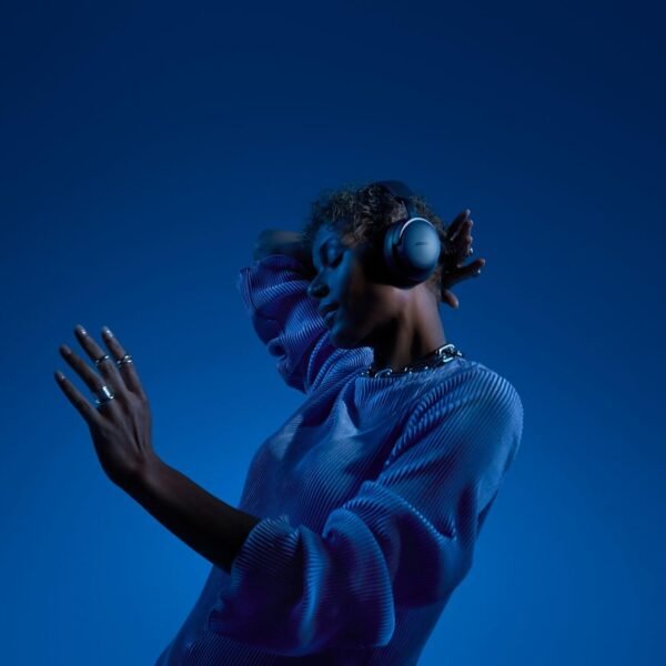 Bose QuietComfort Ultra Bluetooth Headphones, Wireless Headphones with Spatial Audio, Over Ear Noise Cancelling with Mic, Up to 24 Hours of Playtime, Lunar Blue - Limited Edition Color - Imagem 6