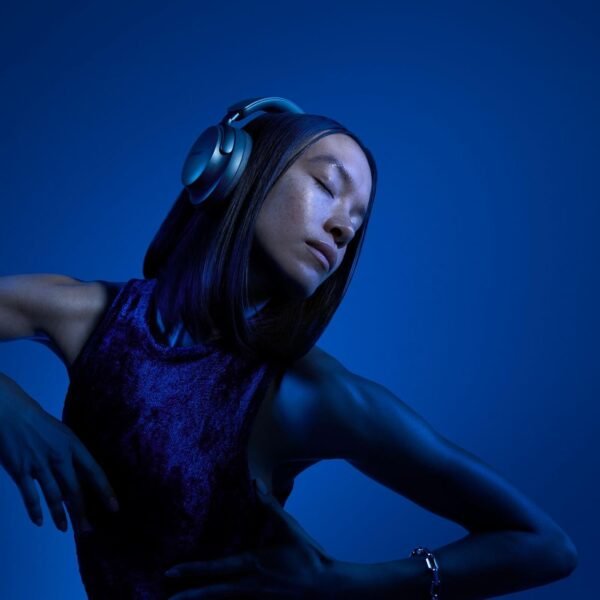 Bose QuietComfort Ultra Bluetooth Headphones, Wireless Headphones with Spatial Audio, Over Ear Noise Cancelling with Mic, Up to 24 Hours of Playtime, Lunar Blue - Limited Edition Color - Imagem 3