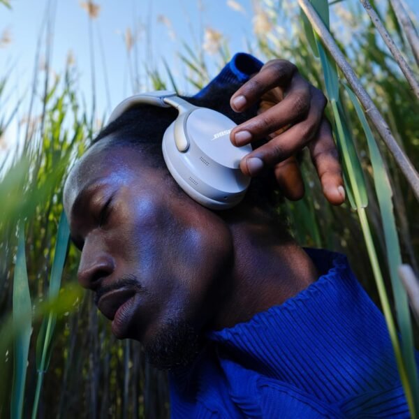 Fones de ouvido Bose QuietComfort Ultra Bluetooth, fones de ouvido sem fio com áudio espacial, cancelamento de ruído com microfone, até 24 horas de reprodução, fumaça branca - Imagem 5